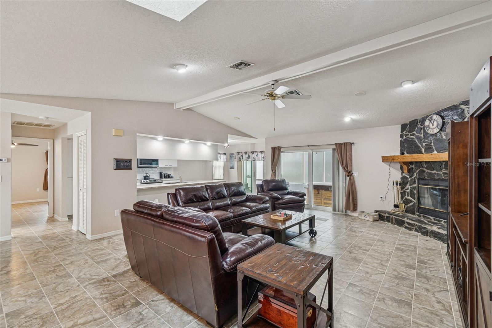 Listing photo id 5 for 9630 Via Segovia