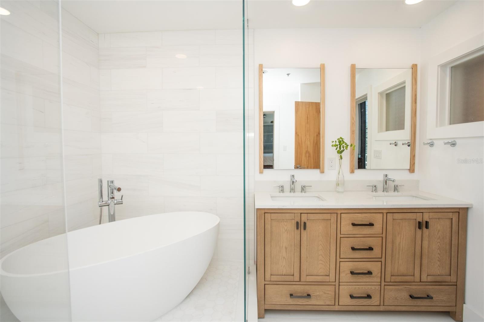 Image 22 of 51 For 175 2nd Street S 808