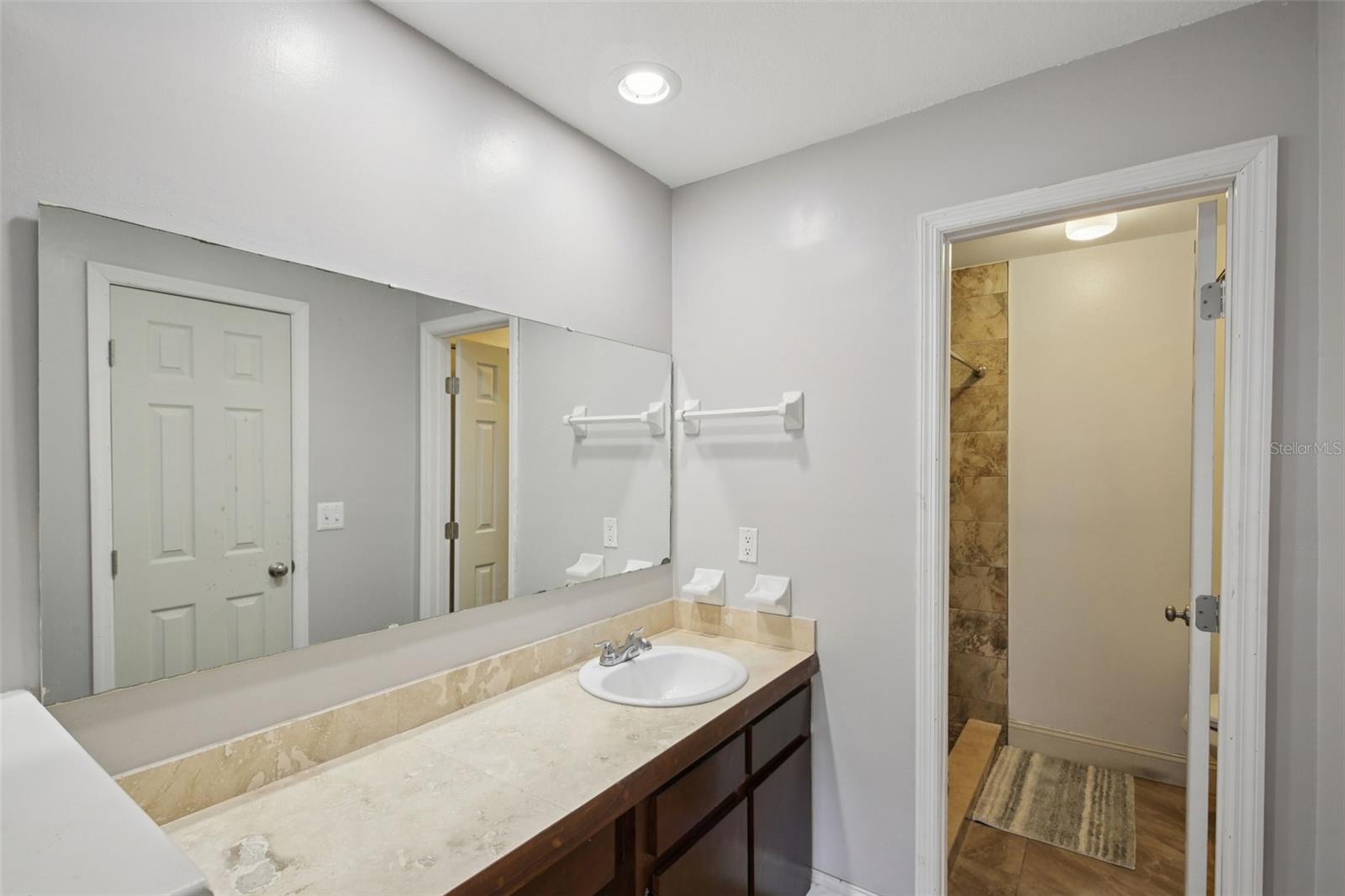 Image 18 of 33 For 2120 Country Loop N