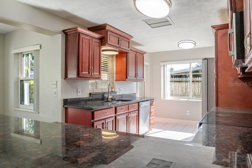 Listing photo id 15 for 1971 Atlantis Drive