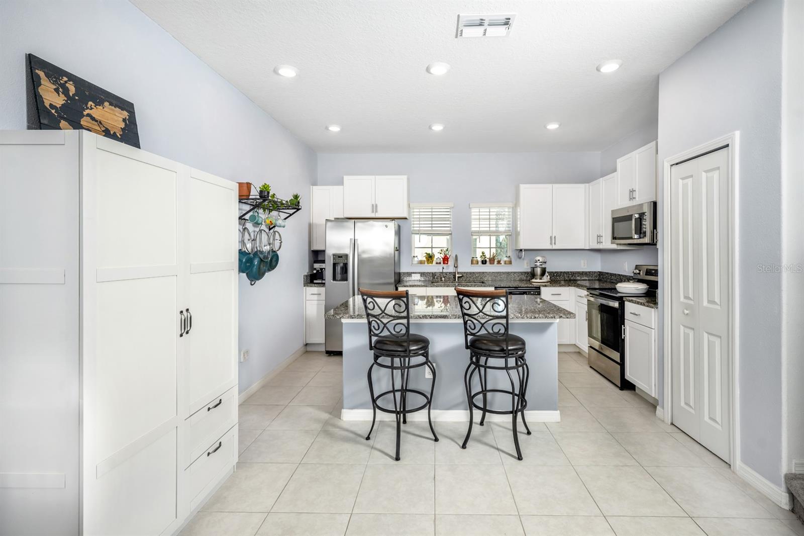 Listing photo id 7 for 842 Tennyson Mill Circle