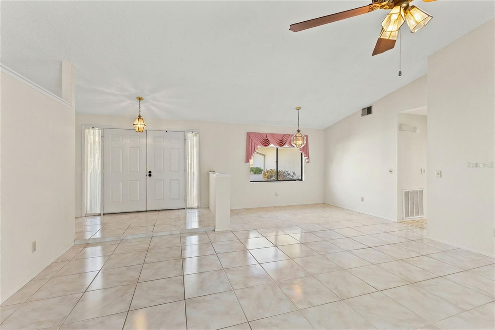 Image 7 of 27 For 13604 Cozy Place