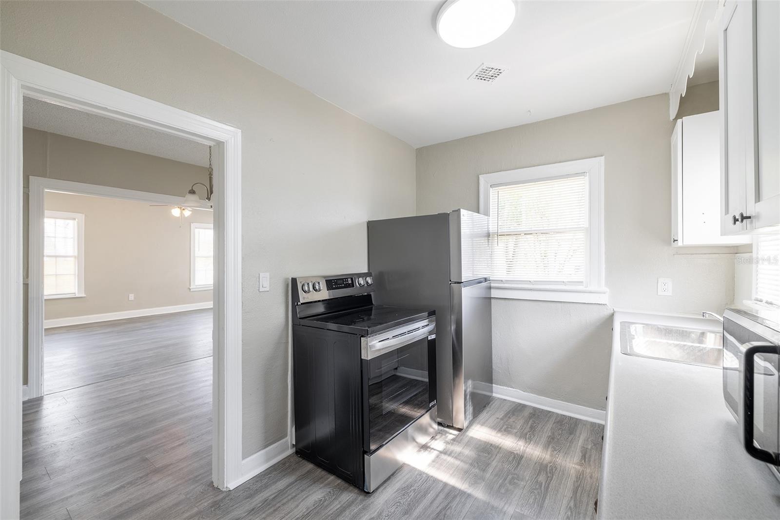 Image 10 of 25 For 2402 North B Street