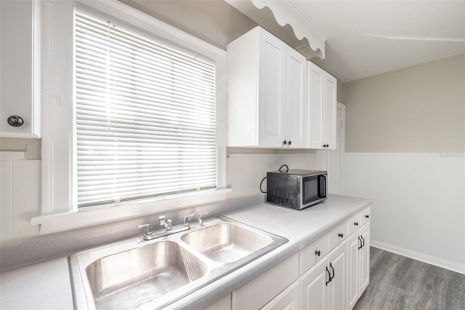 Image 11 of 25 For 2402 North B Street