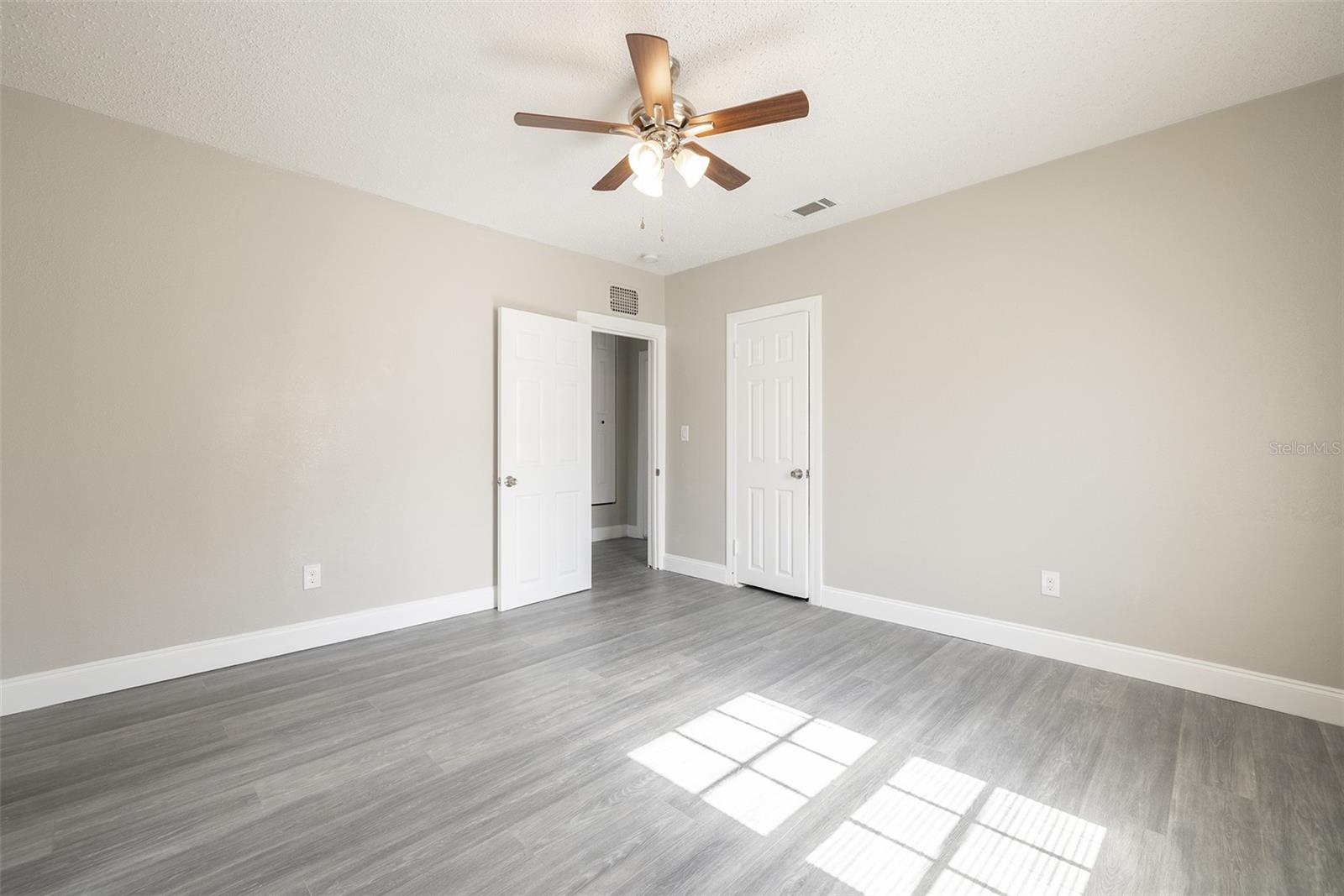 Image 19 of 25 For 2402 North B Street