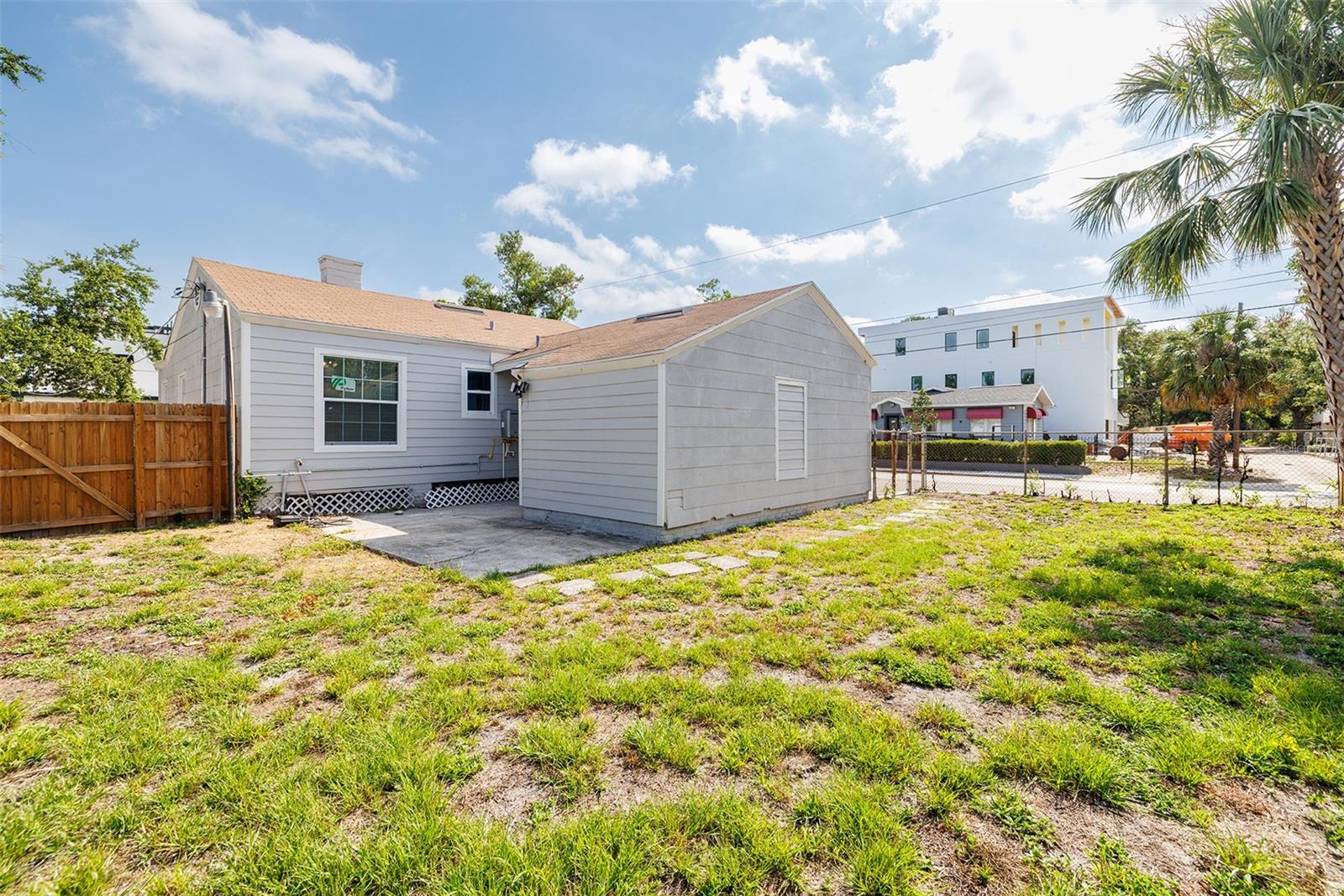 Image 24 of 25 For 2402 North B Street