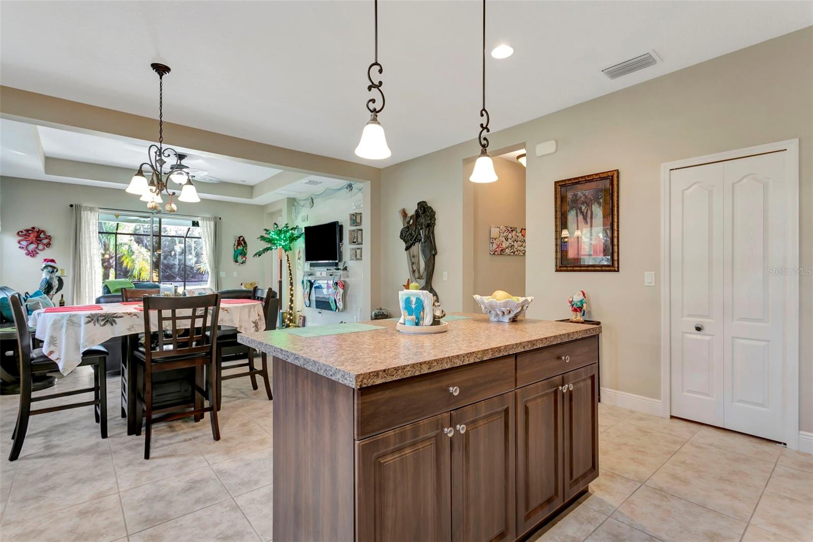 Image 7 of 37 For 11742 Forest Park Circle