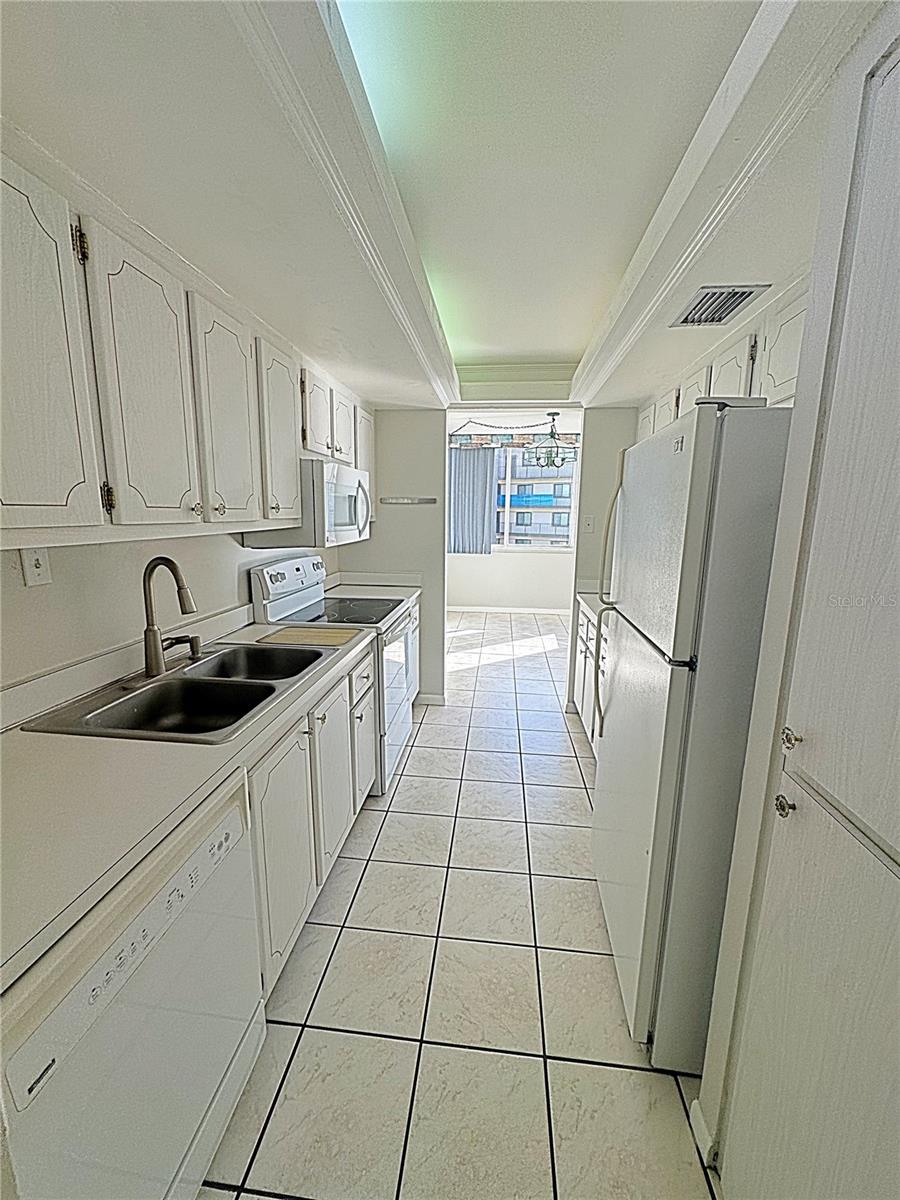 Image 12 of 49 For 660 Island Way 607