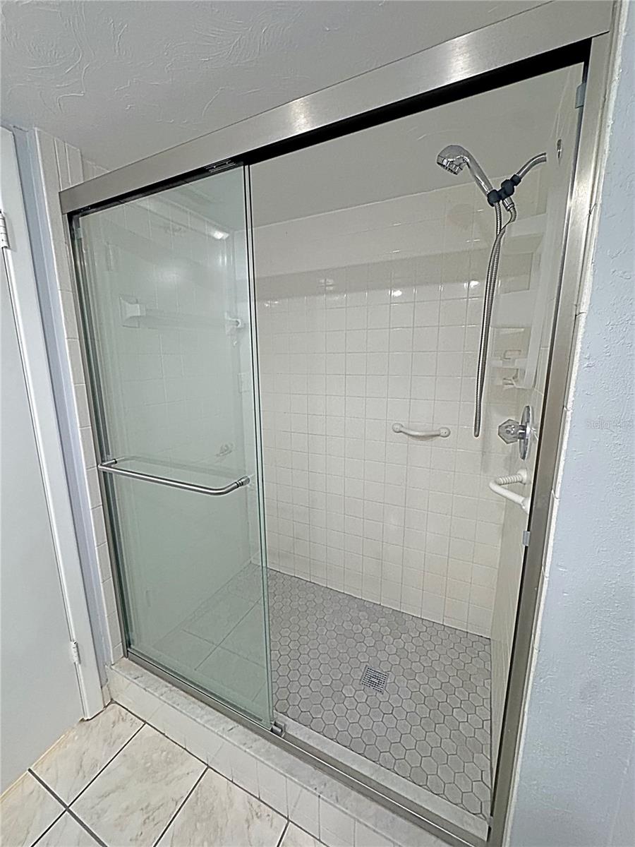 Image 14 of 49 For 660 Island Way 607