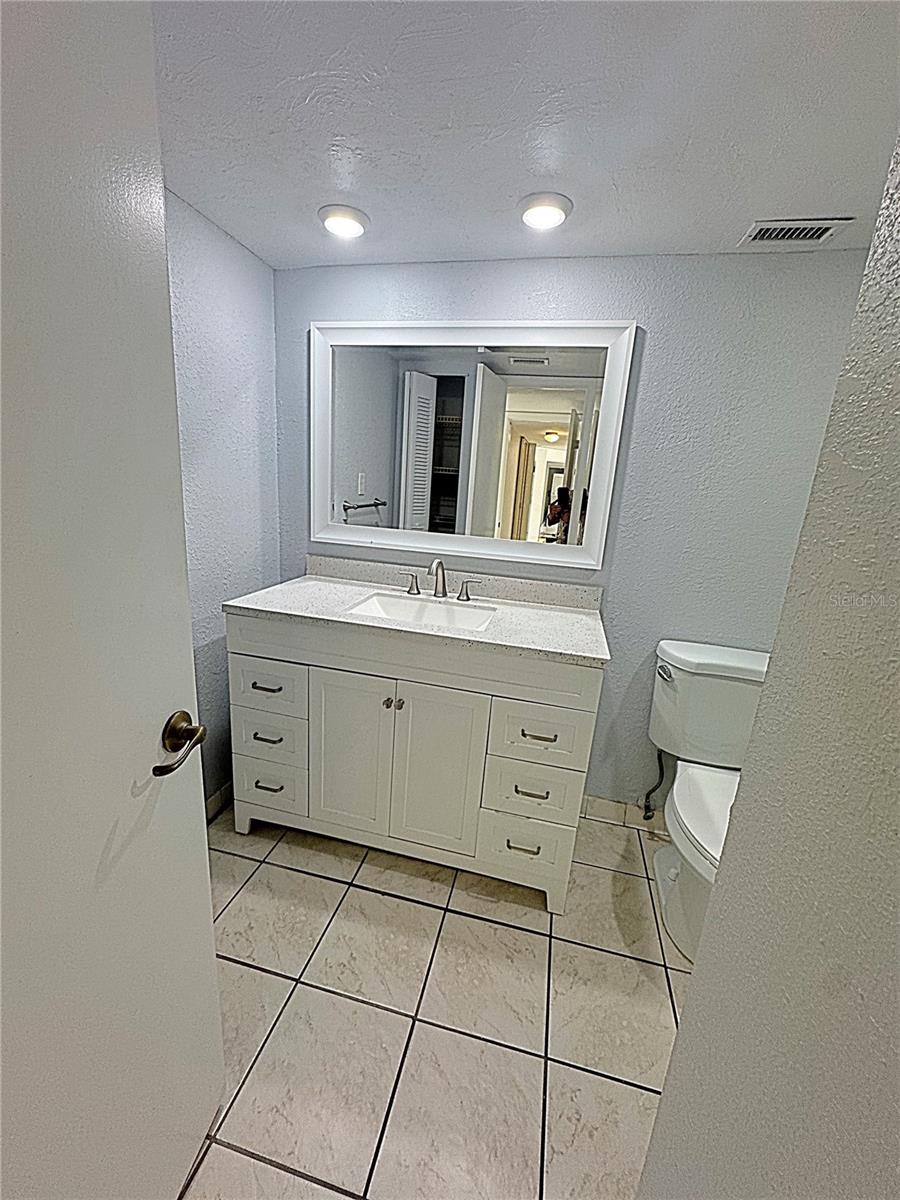 Image 16 of 49 For 660 Island Way 607