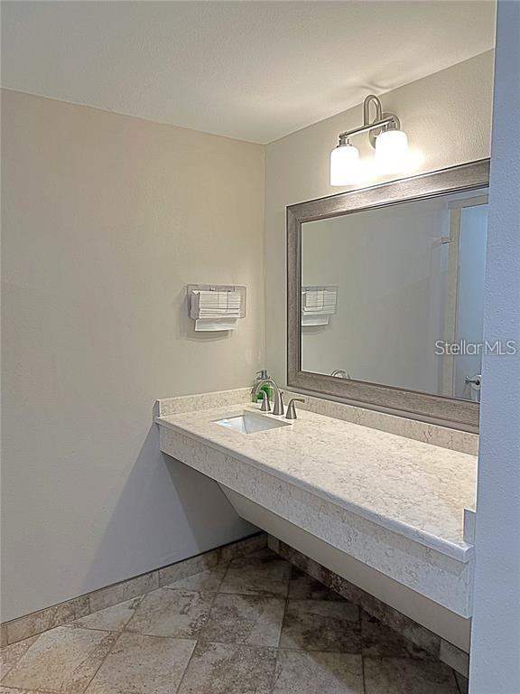 Image 32 of 49 For 660 Island Way 607