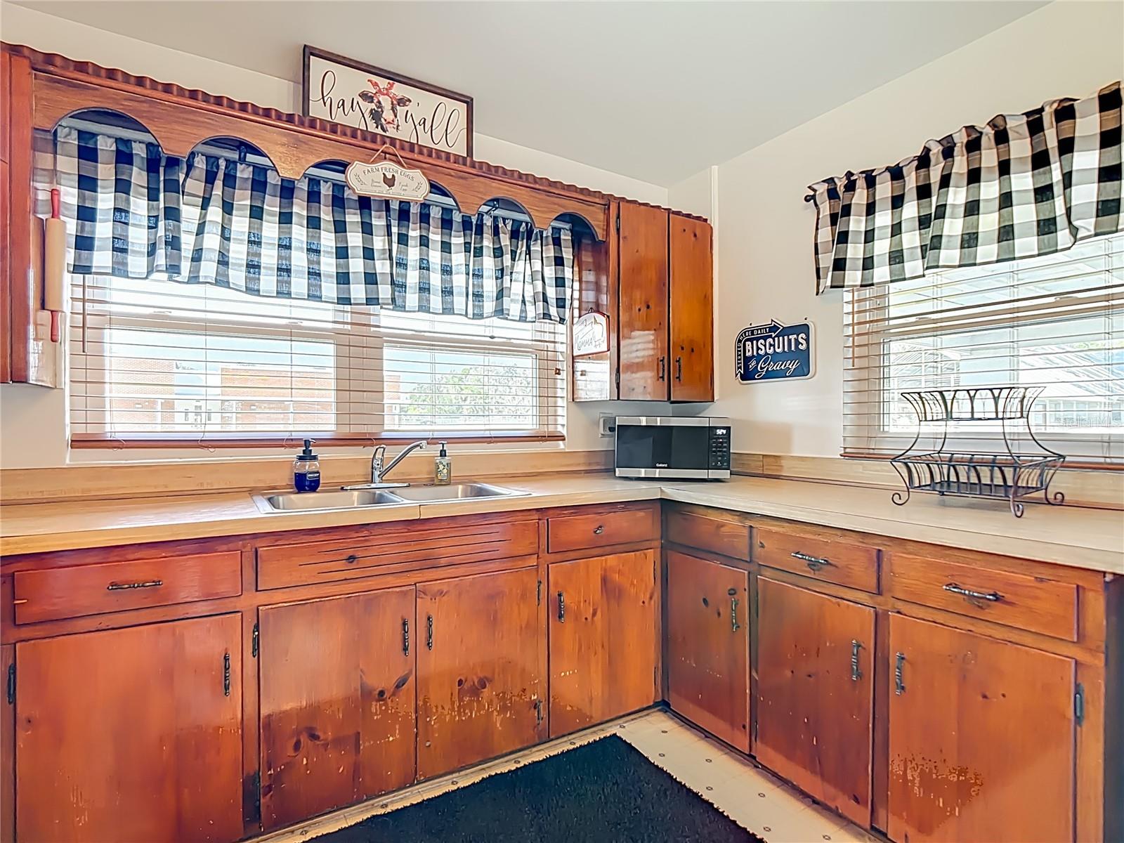 Image 10 of 33 For 708 Vermont Street