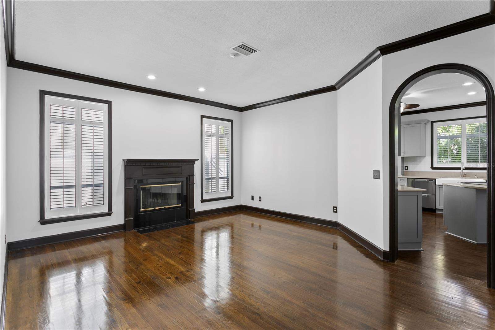 Listing photo id 8 for 3821 Santiago Street