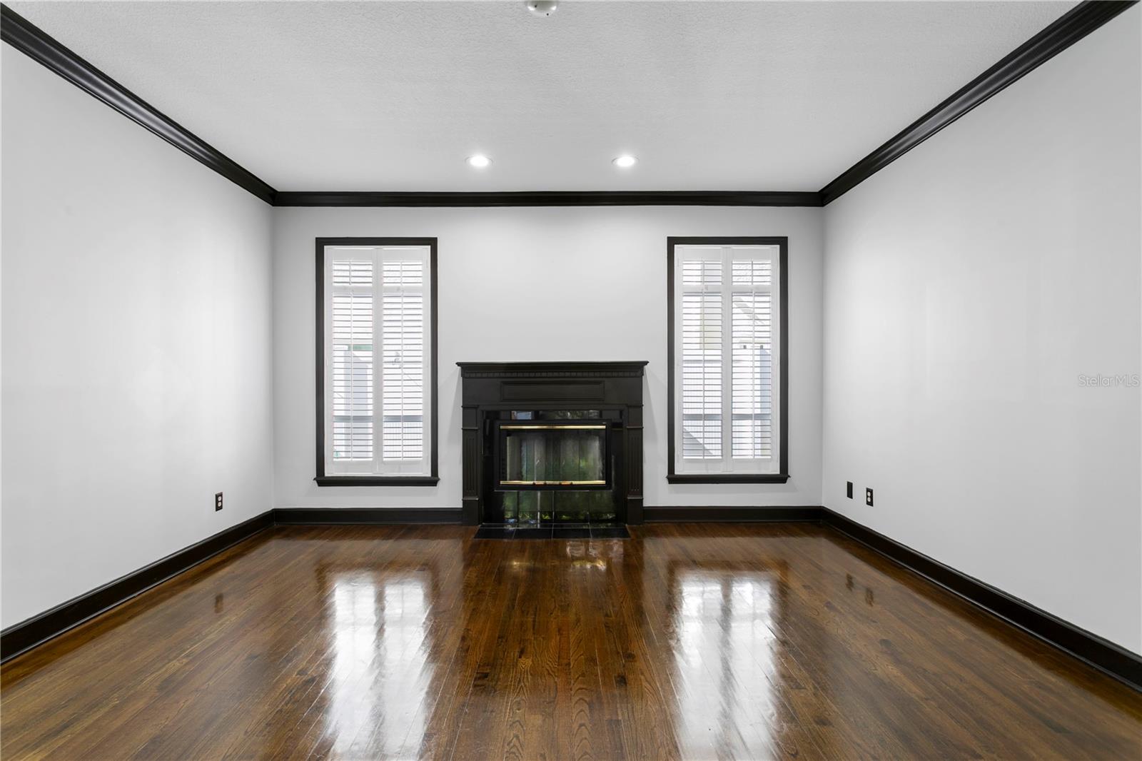 Listing photo id 10 for 3821 Santiago Street