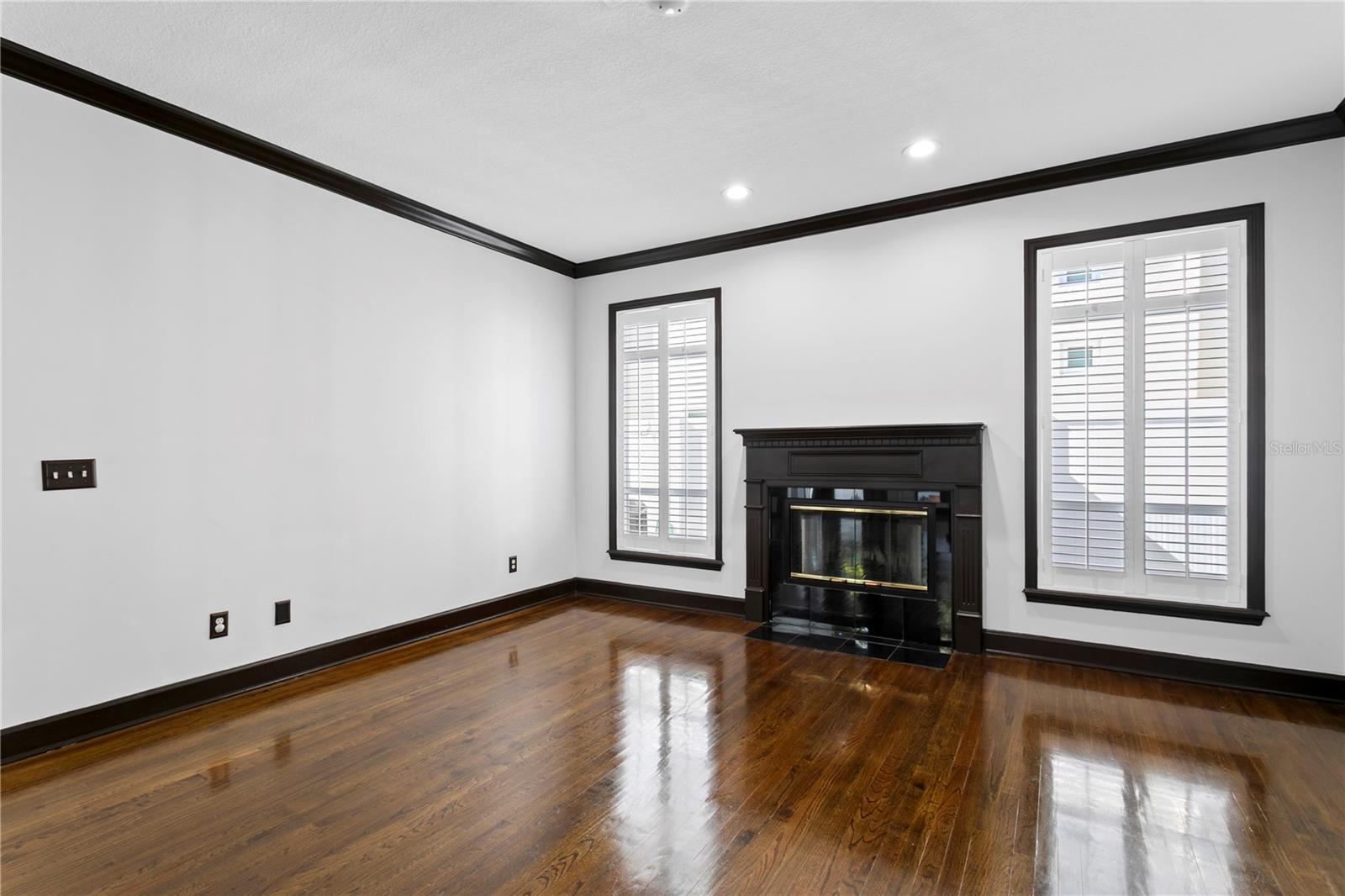 Listing photo id 11 for 3821 Santiago Street