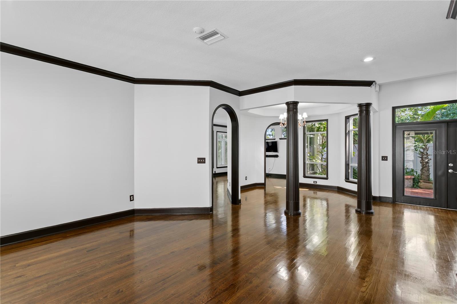 Listing photo id 12 for 3821 Santiago Street