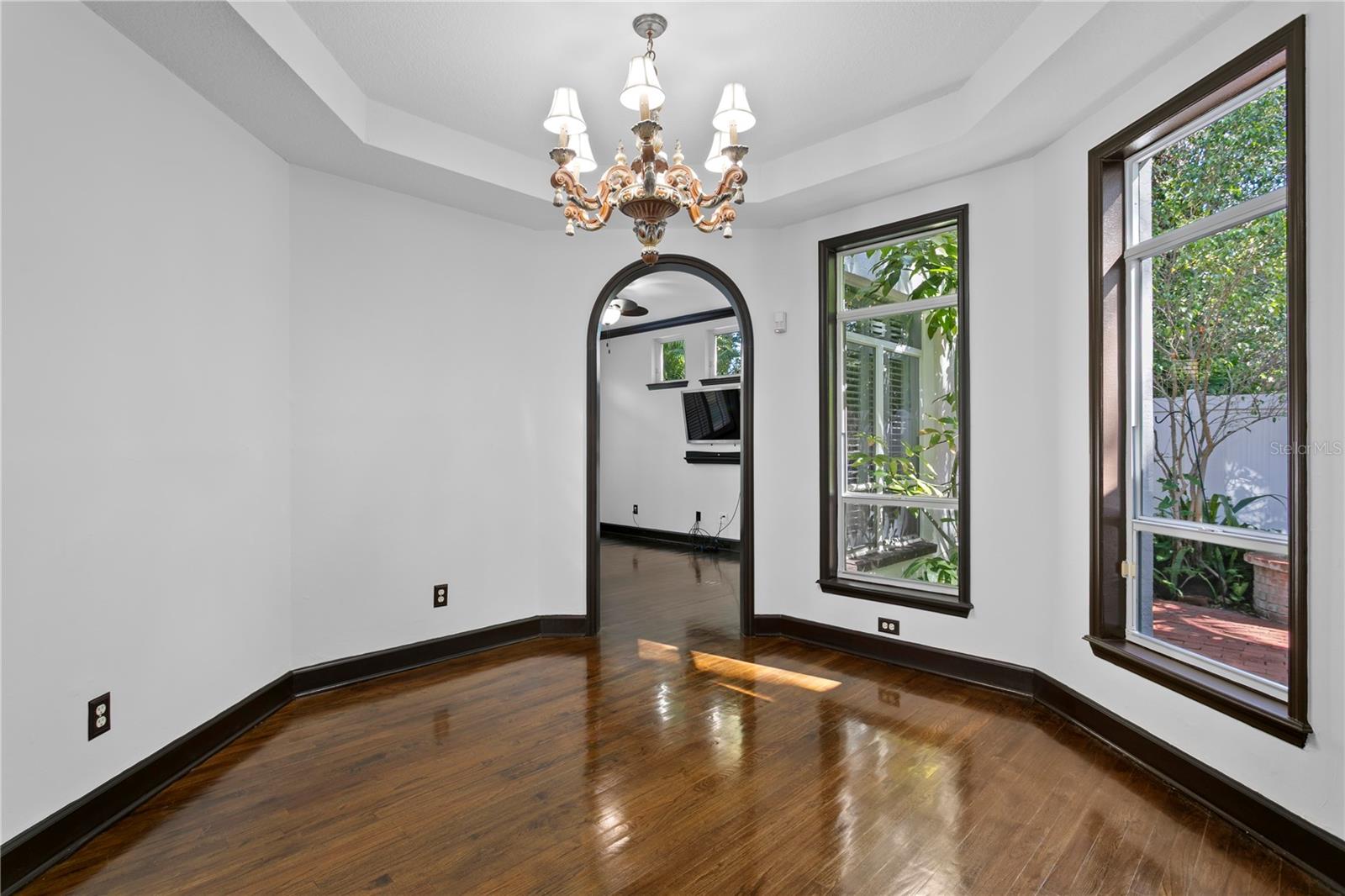 Listing photo id 15 for 3821 Santiago Street