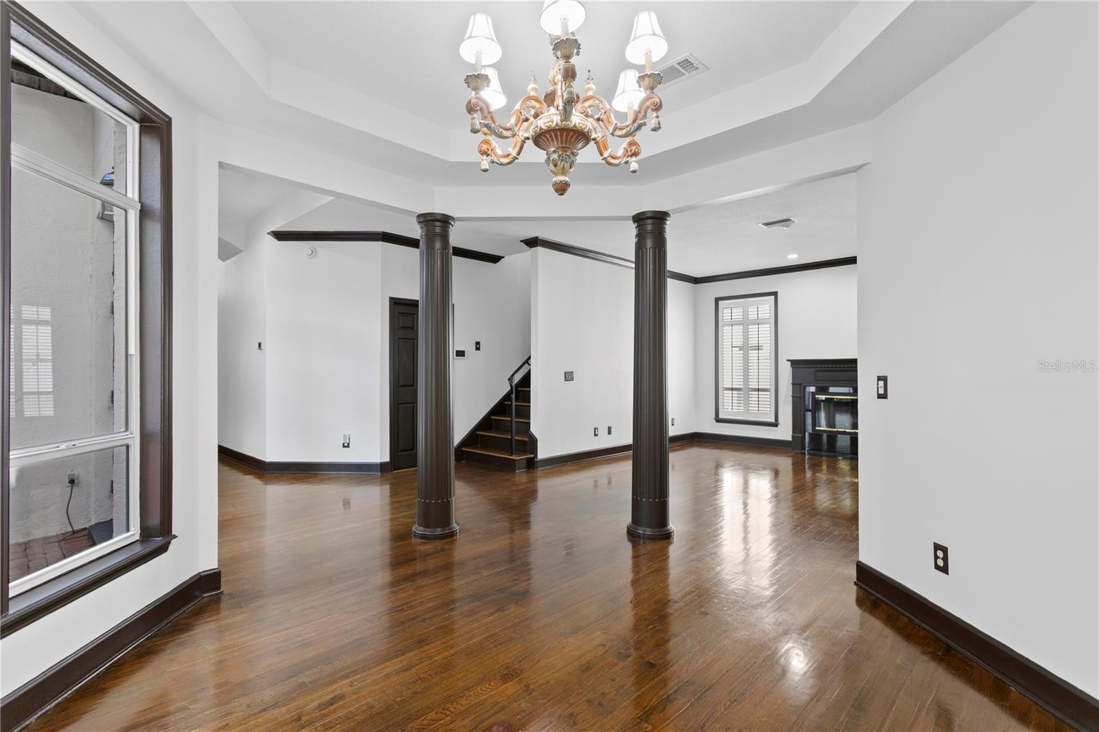 Listing photo id 16 for 3821 Santiago Street