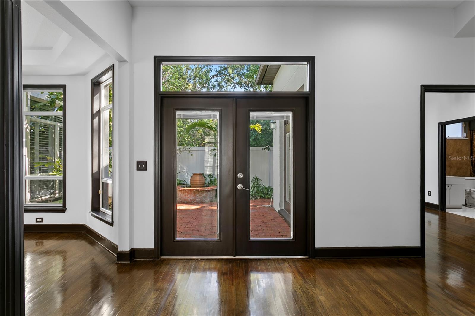 Listing photo id 17 for 3821 Santiago Street