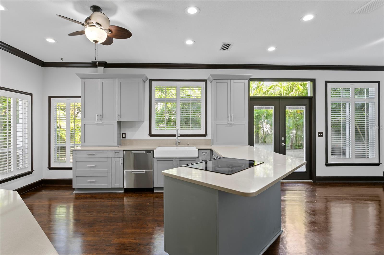 Listing photo id 19 for 3821 Santiago Street