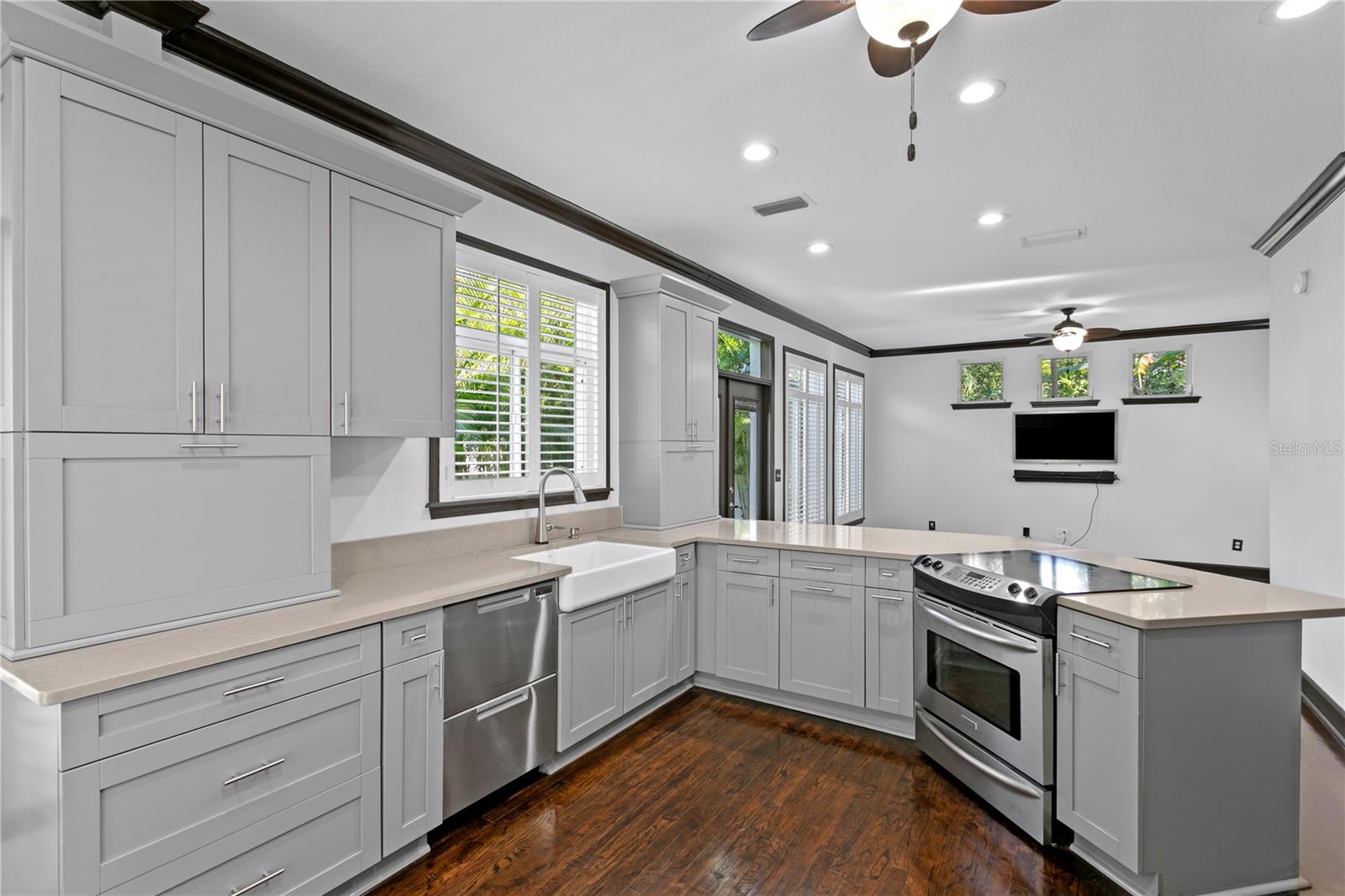 Listing photo id 20 for 3821 Santiago Street