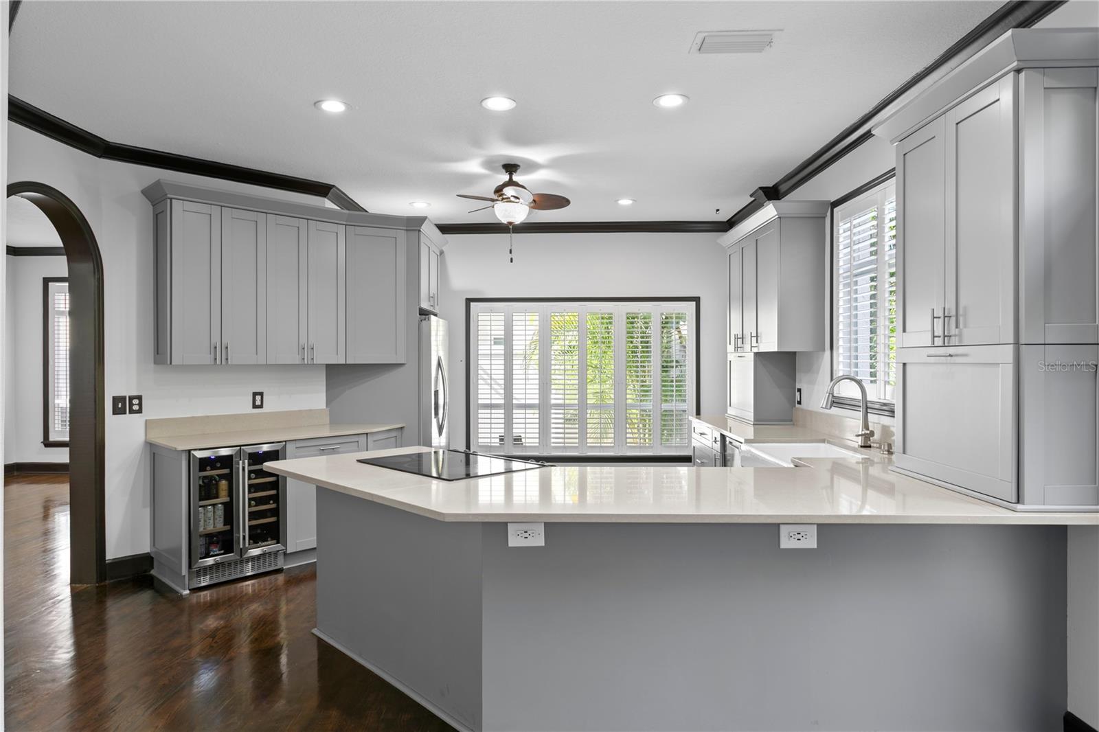 Listing photo id 21 for 3821 Santiago Street