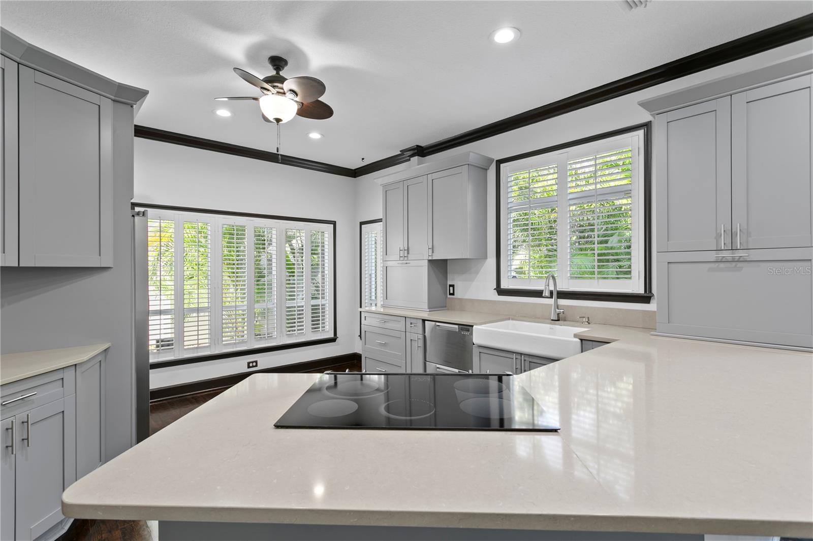 Listing photo id 23 for 3821 Santiago Street