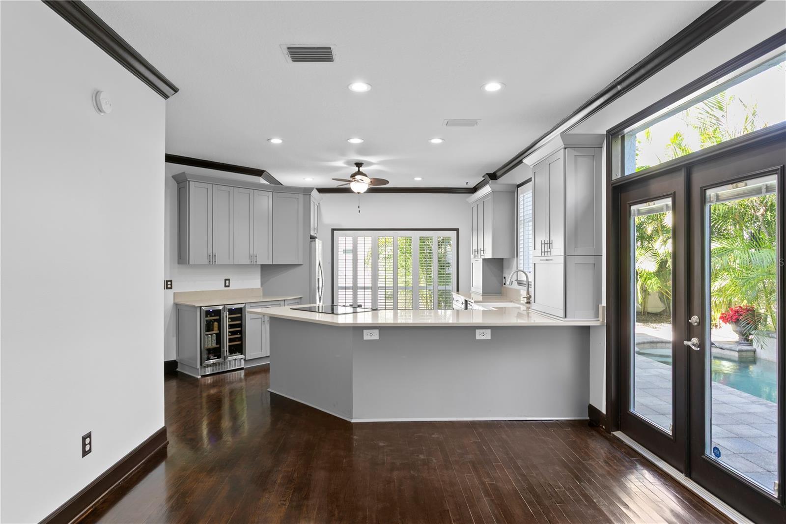 Listing photo id 26 for 3821 Santiago Street