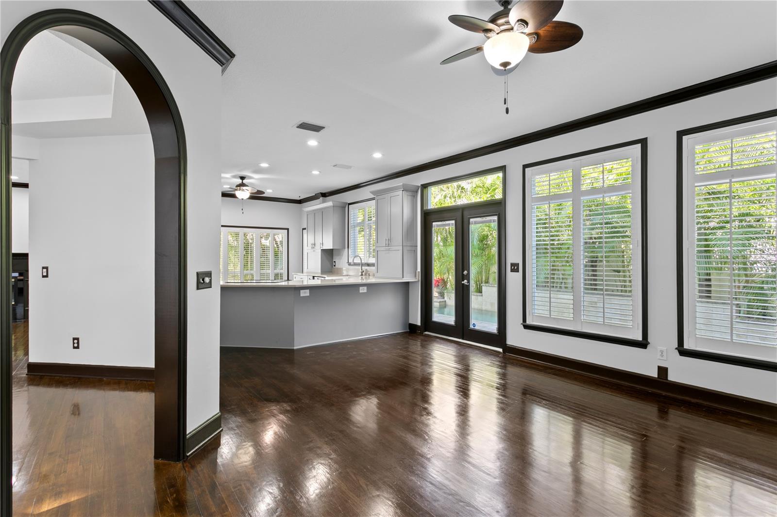 Listing photo id 27 for 3821 Santiago Street