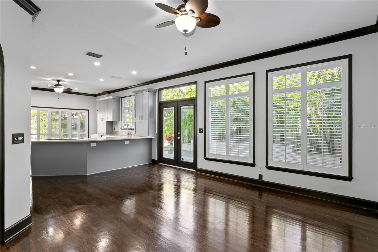 Listing photo id 28 for 3821 Santiago Street