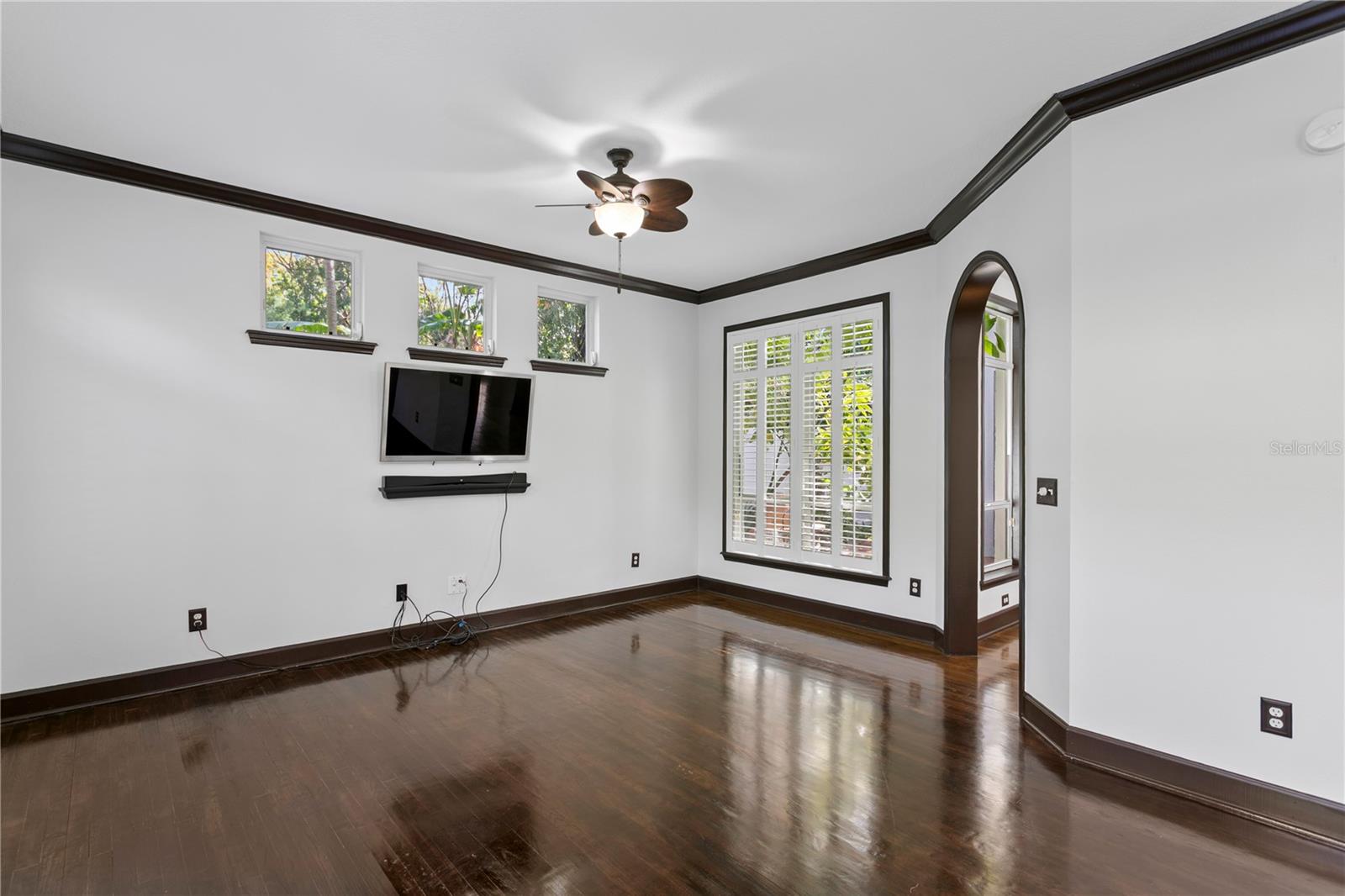 Listing photo id 29 for 3821 Santiago Street