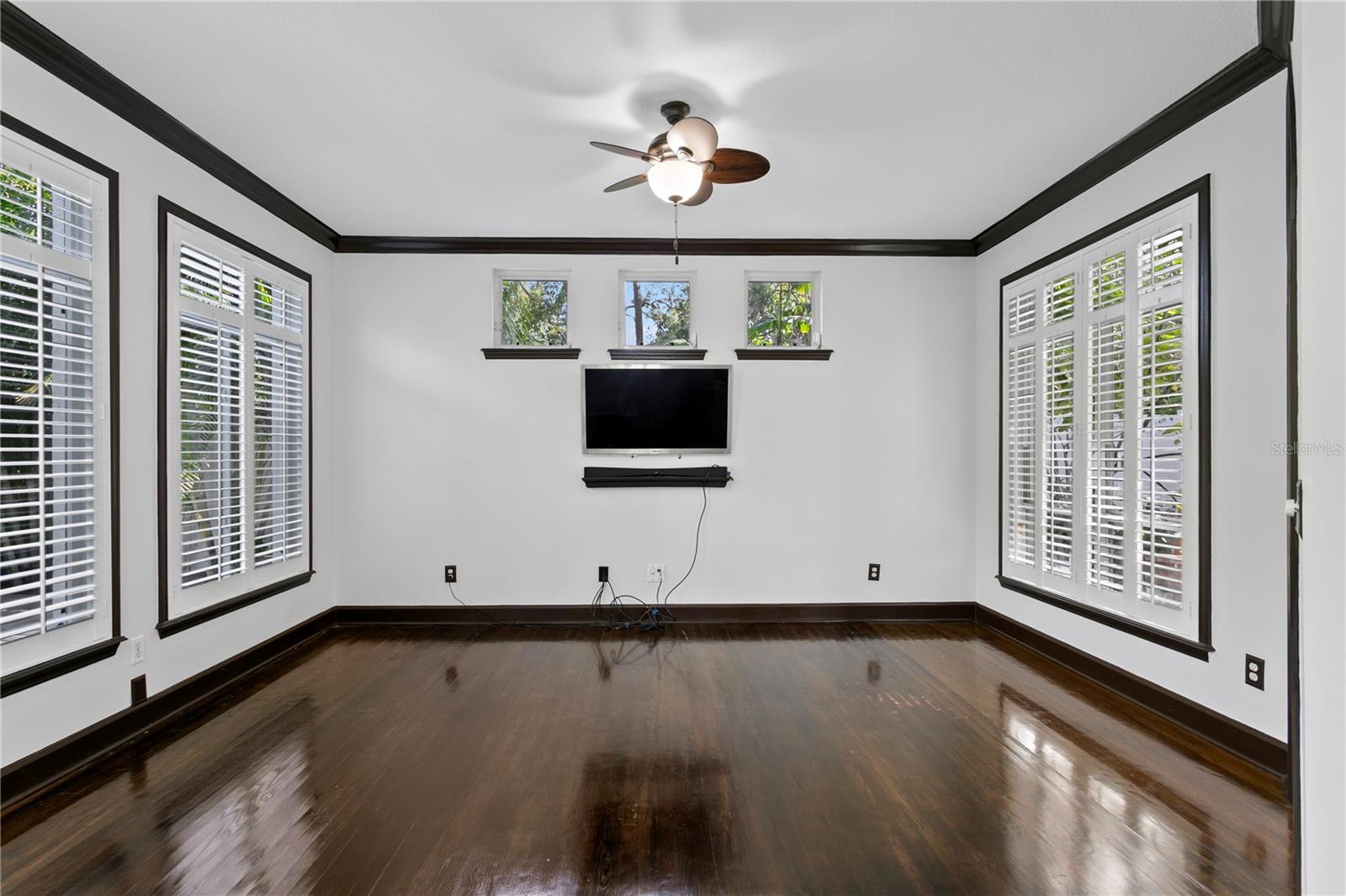 Listing photo id 31 for 3821 Santiago Street