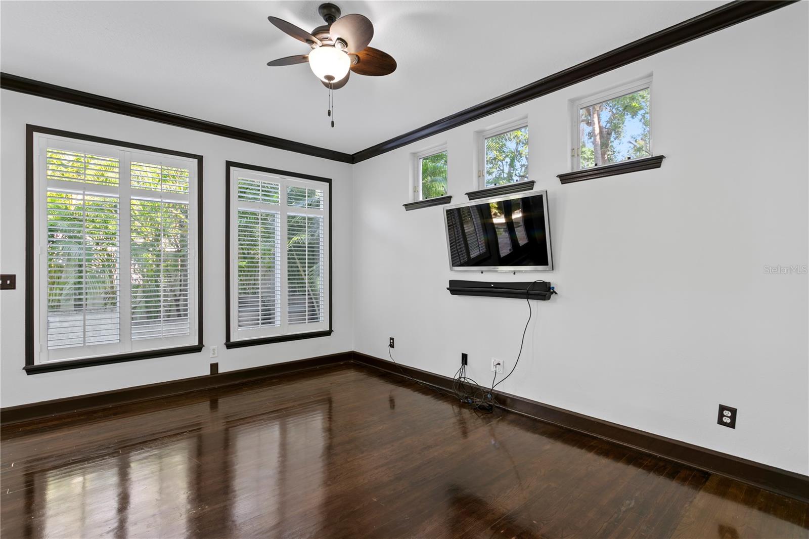 Listing photo id 32 for 3821 Santiago Street