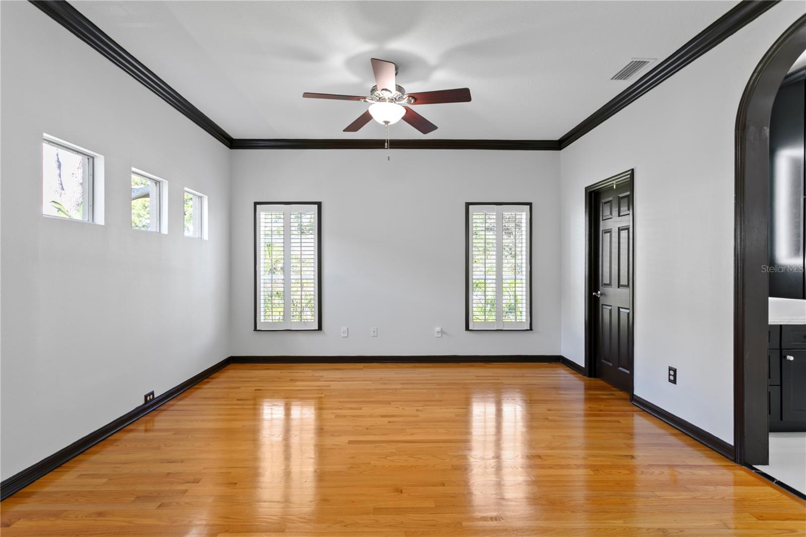 Listing photo id 36 for 3821 Santiago Street