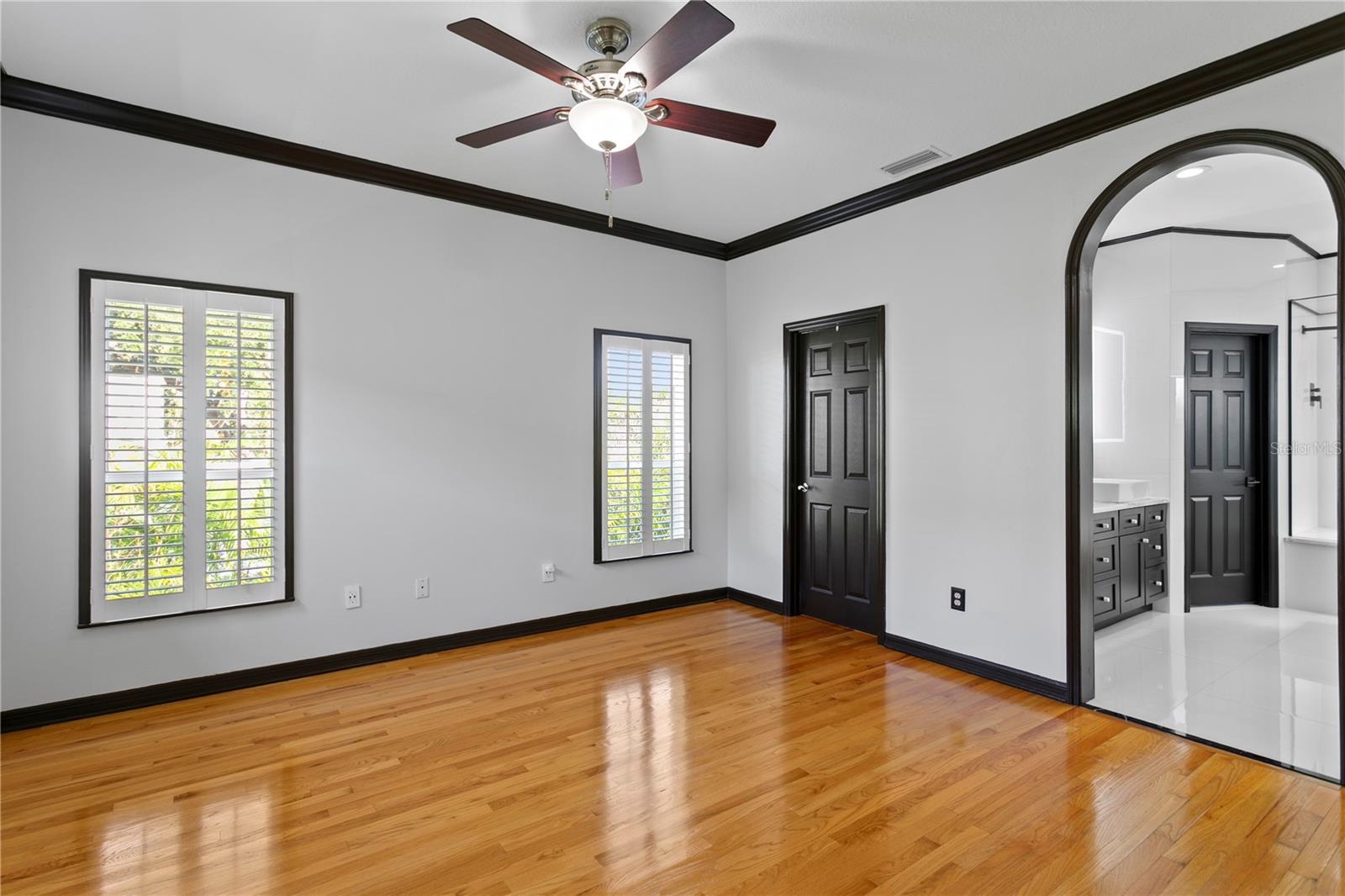 Listing photo id 37 for 3821 Santiago Street