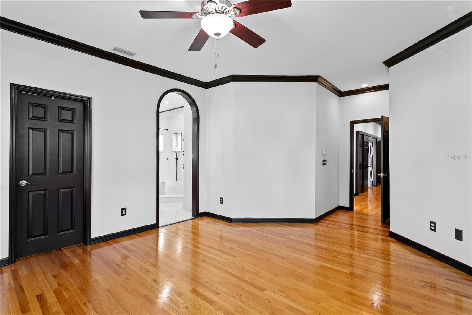 Listing photo id 38 for 3821 Santiago Street