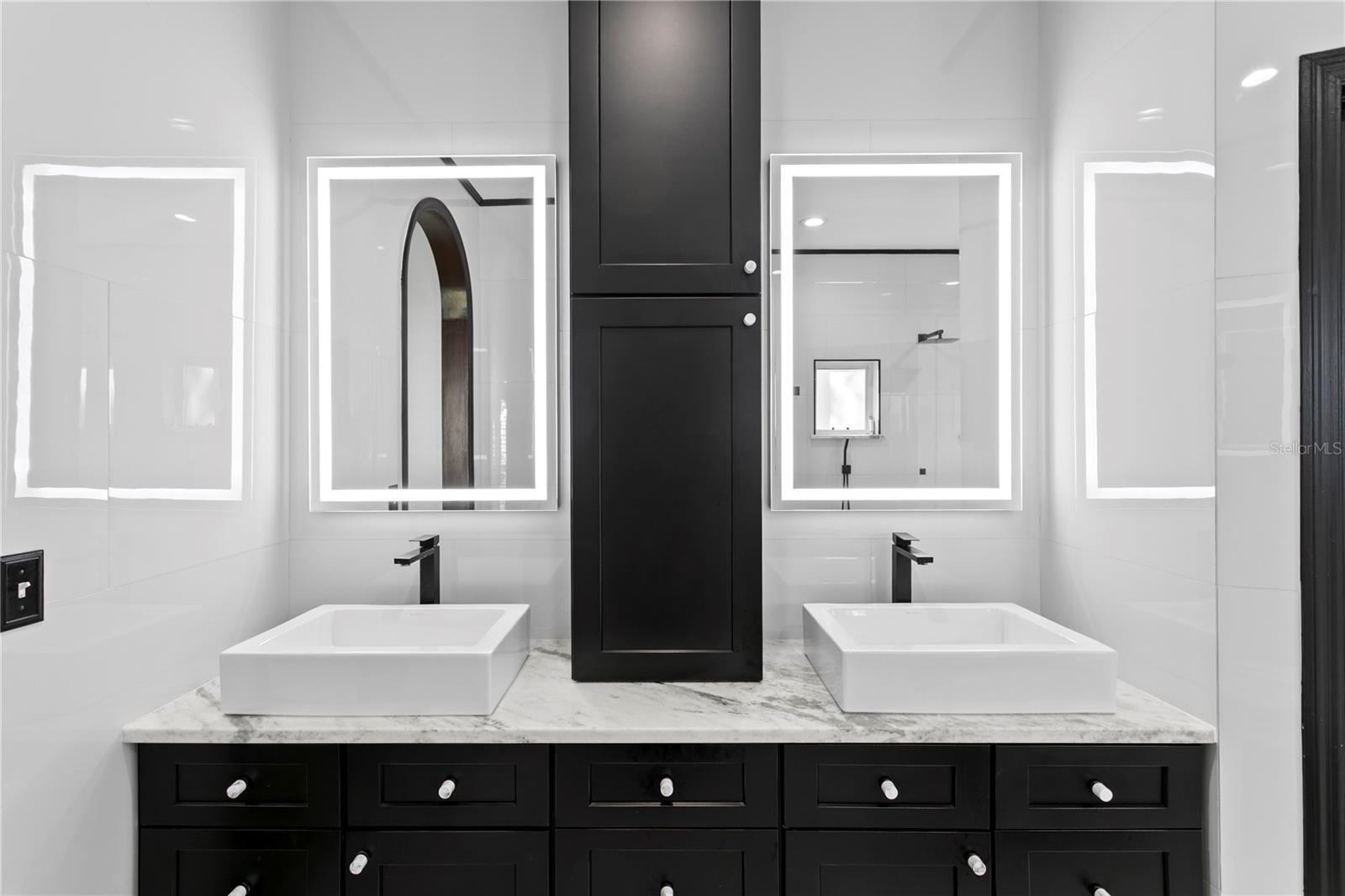 Listing photo id 40 for 3821 Santiago Street