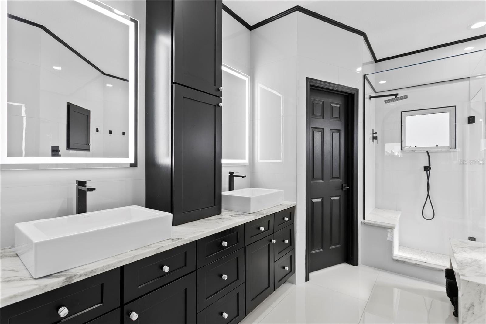 Listing photo id 41 for 3821 Santiago Street