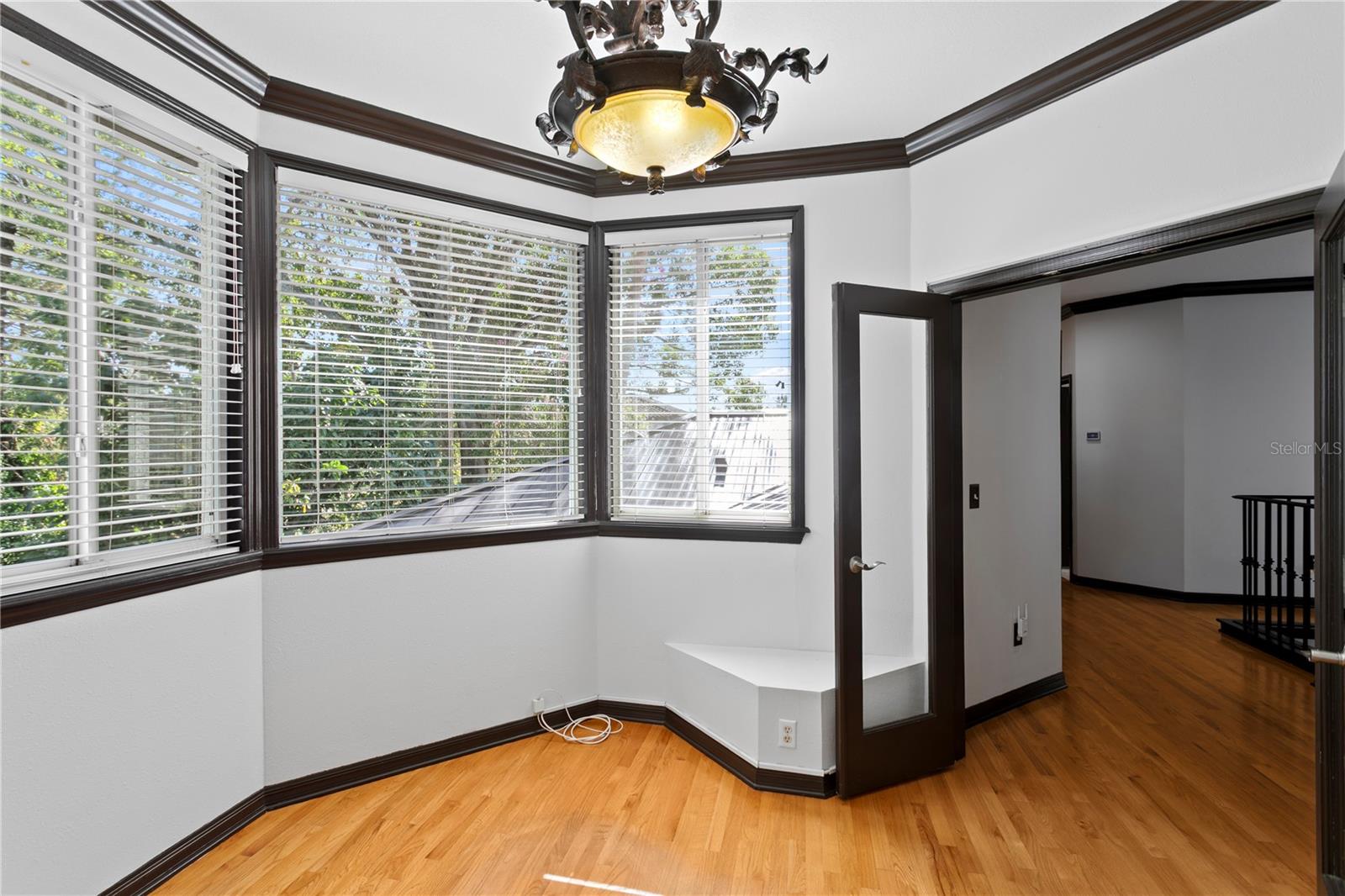 Listing photo id 47 for 3821 Santiago Street