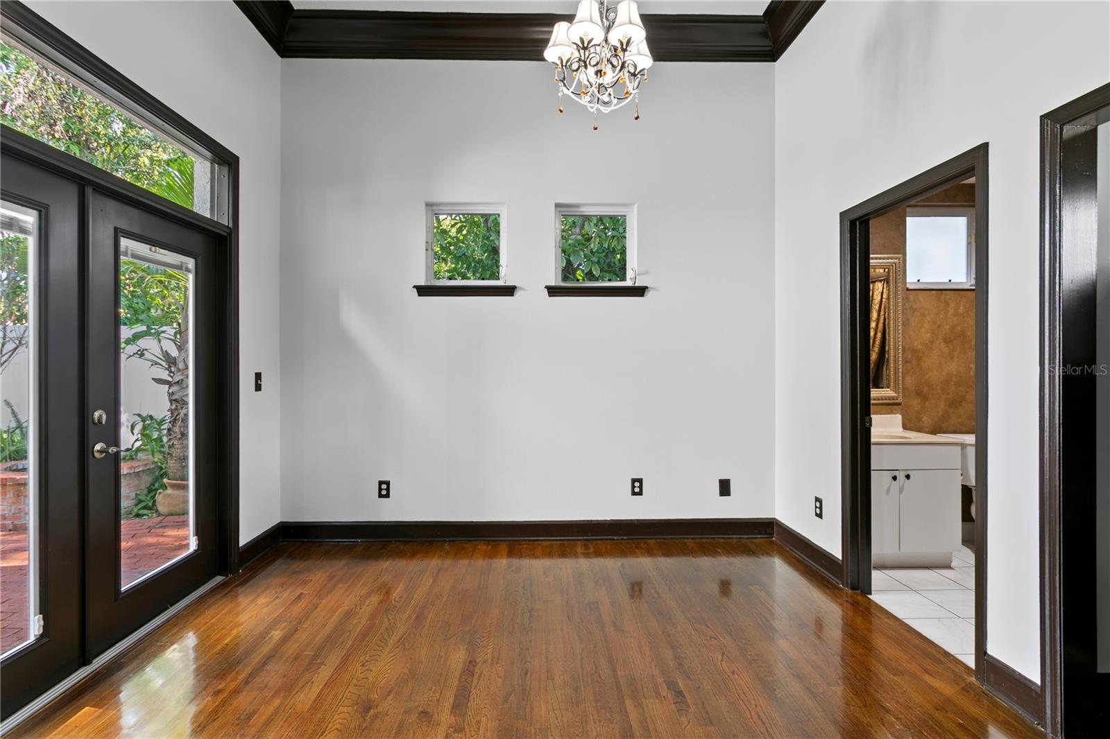 Listing photo id 3 for 3821 Santiago Street