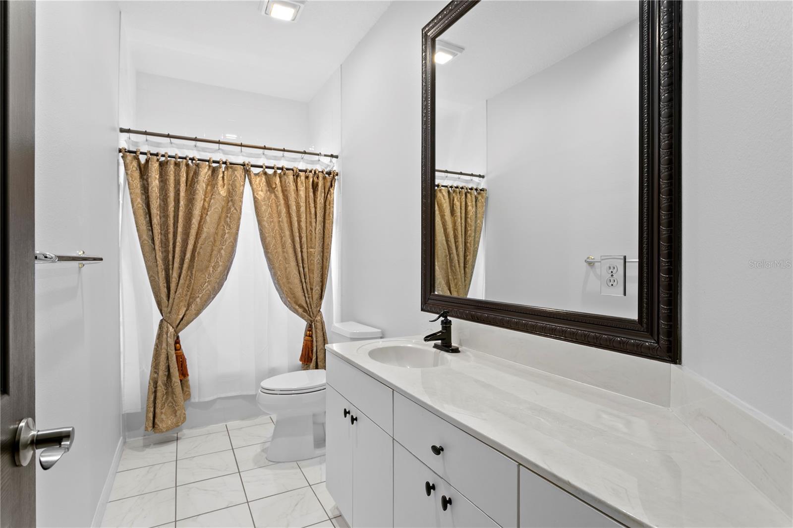 Listing photo id 53 for 3821 Santiago Street