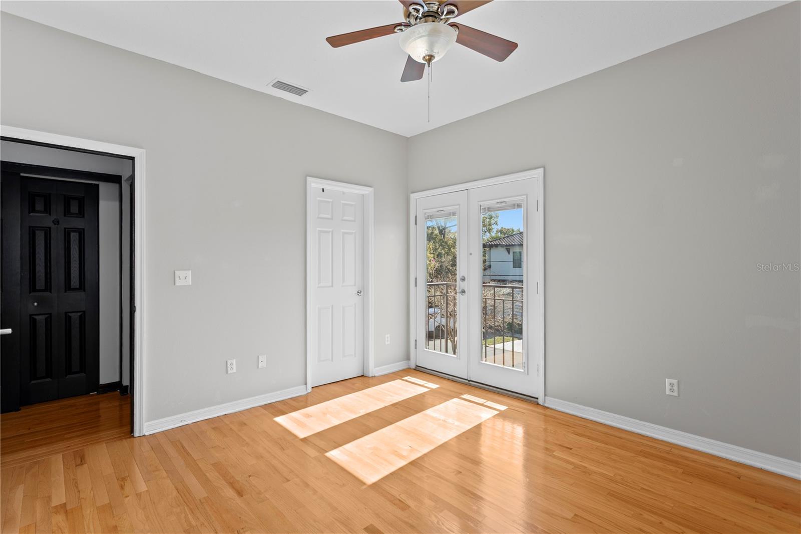 Listing photo id 54 for 3821 Santiago Street