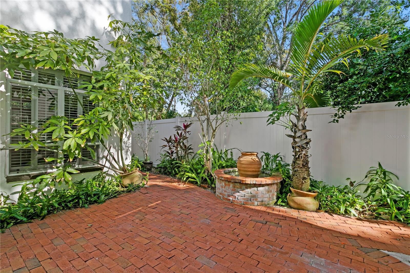 Listing photo id 57 for 3821 Santiago Street