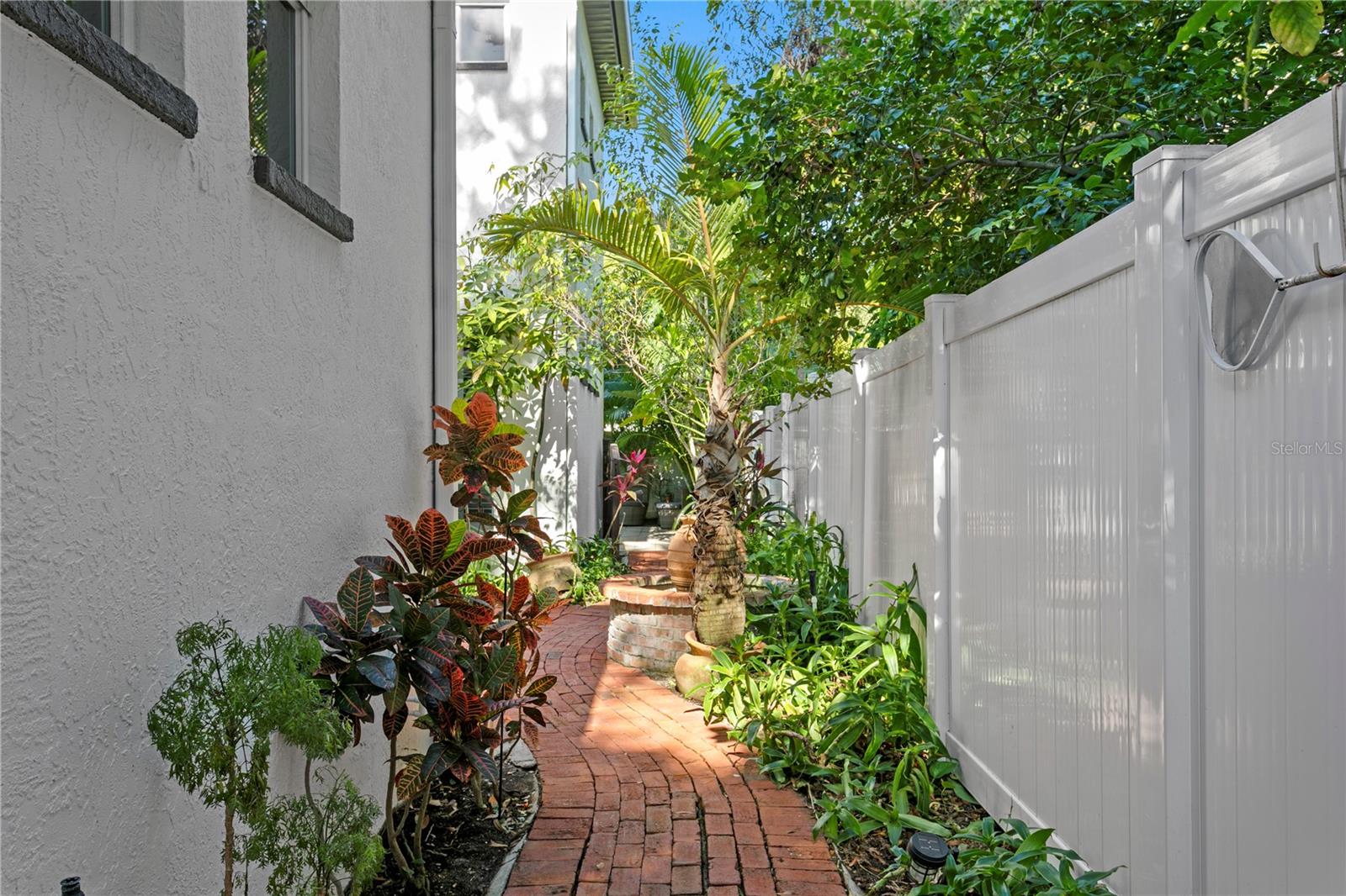 Listing photo id 59 for 3821 Santiago Street