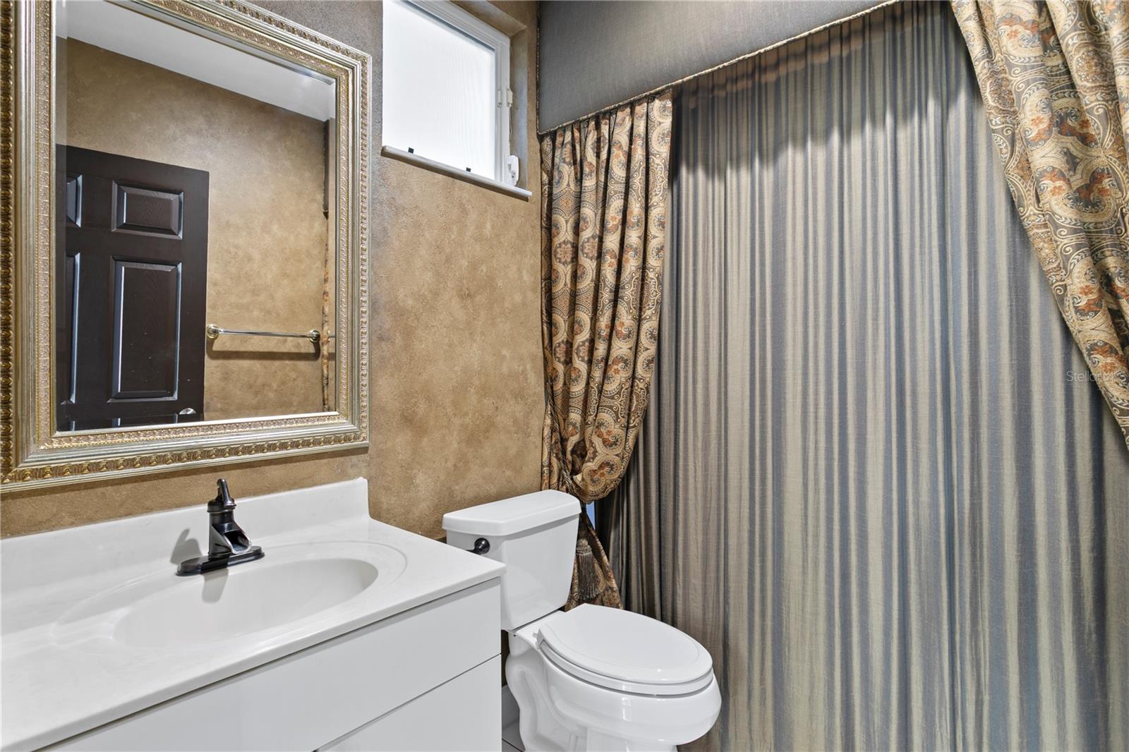 Listing photo id 5 for 3821 Santiago Street