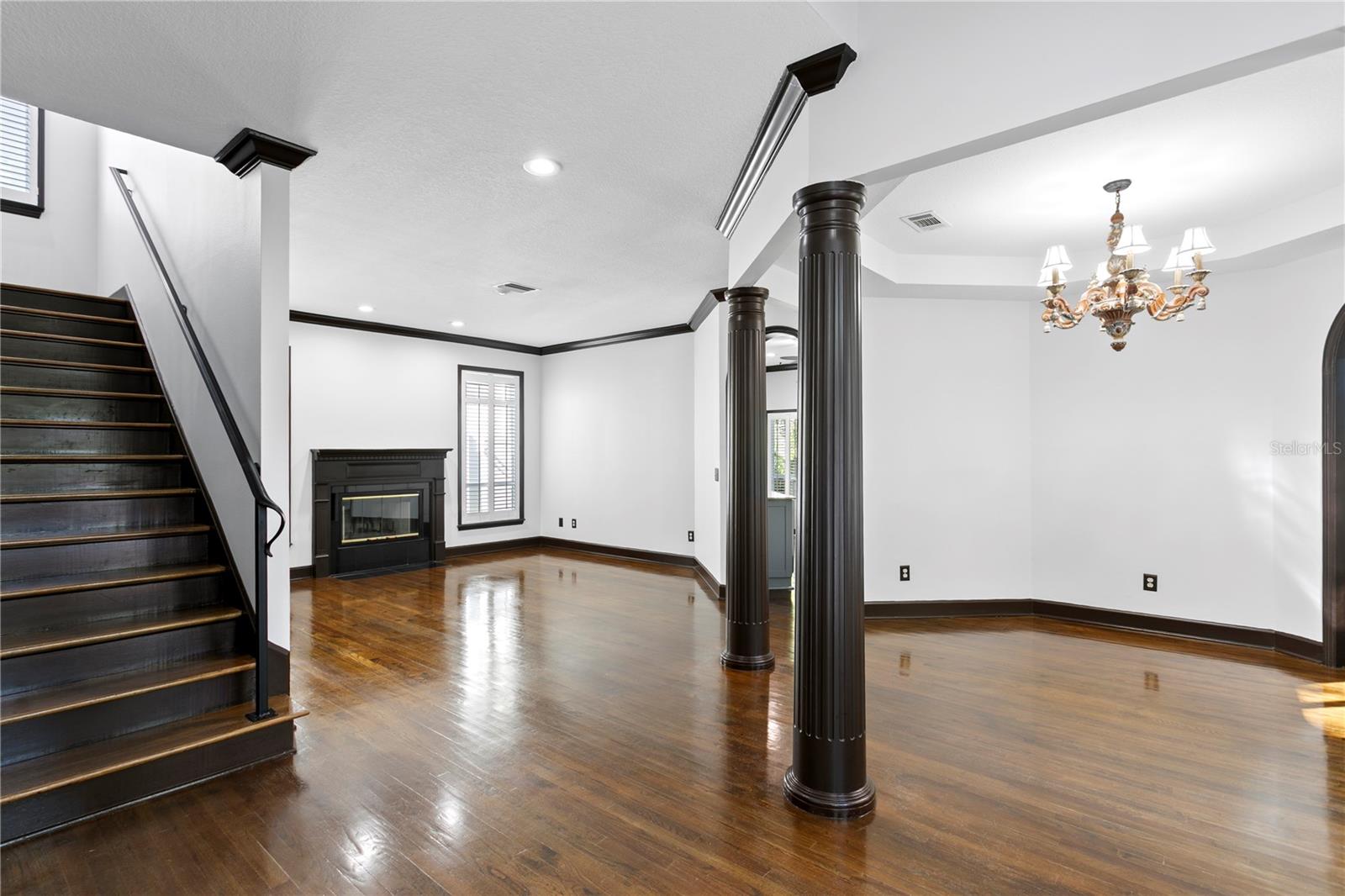 Listing photo id 7 for 3821 Santiago Street