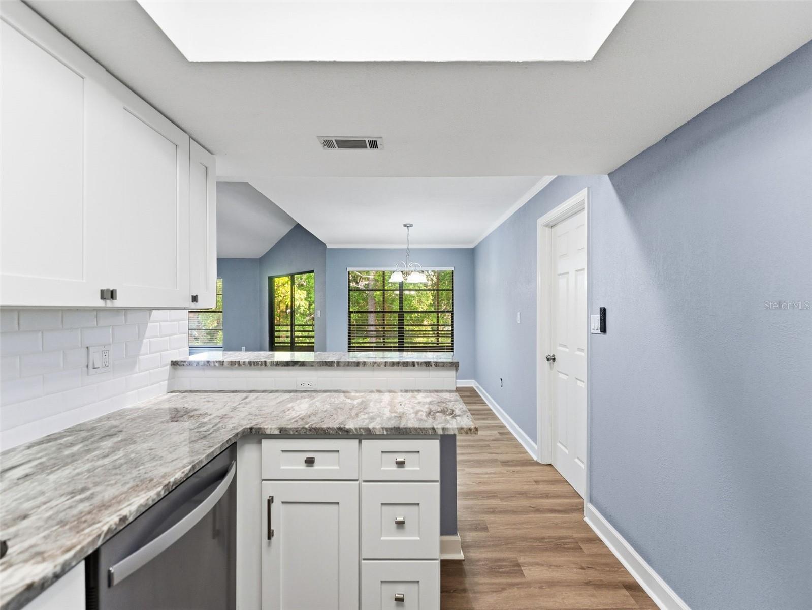 Image 10 of 30 For 1008 Lennox Road W