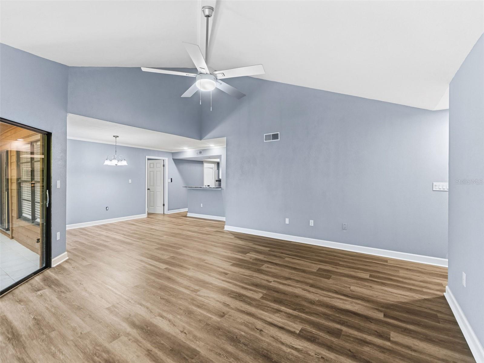 Image 4 of 30 For 1008 Lennox Road W