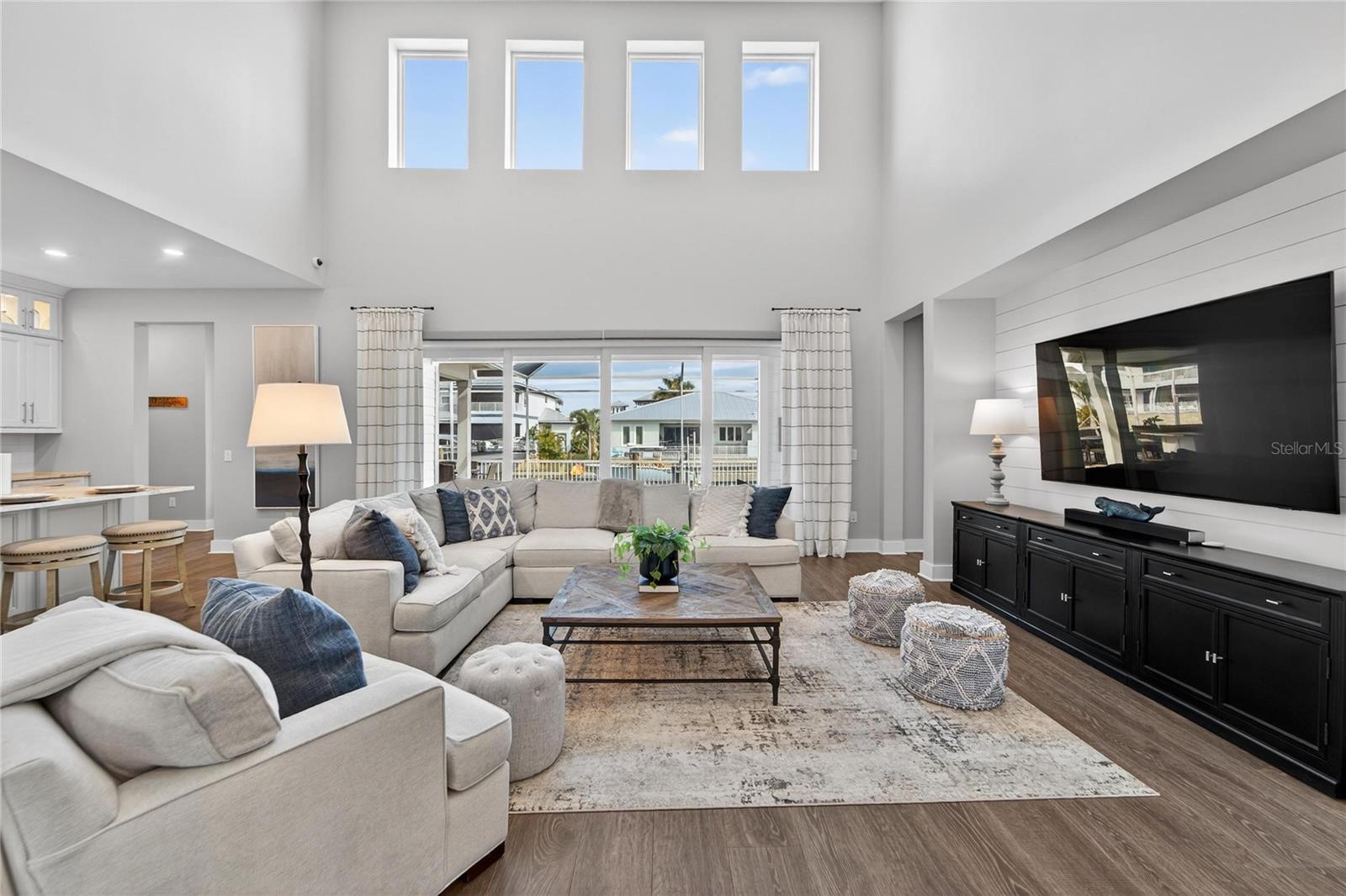 Listing photo id 12 for 613 Mirabay Boulevard