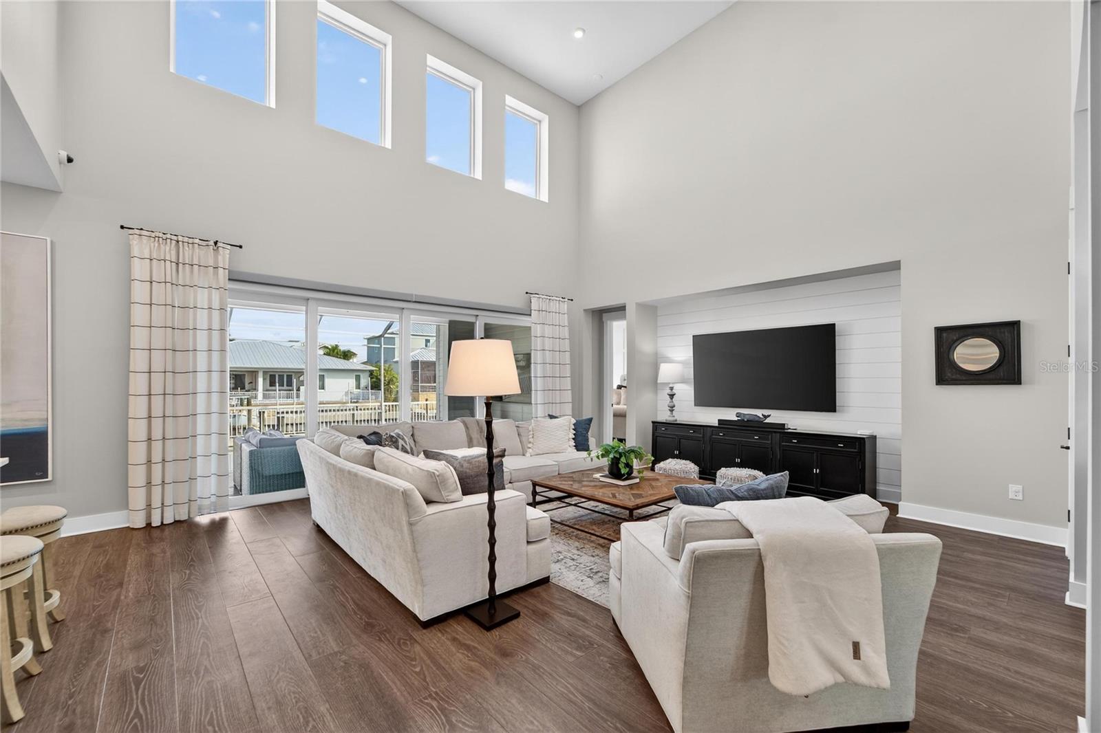 Listing photo id 13 for 613 Mirabay Boulevard